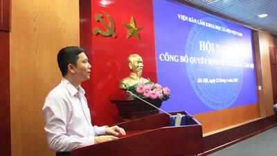 PGS.TS. Bùi Nhật Quang, Ủy viên BCH Trung ương Đảng, Bí thư Đảng ủy,  Chủ tịch Viện Hàn lâm Khoa học xã hội Việt Nam phát biểu tại Hội nghị