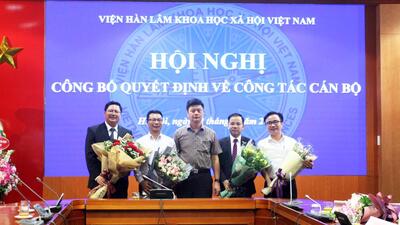 GS.TS. Phạm Văn Đức, Phó Chủ tịch Viện Hàn lâm,  nguyên Giám đốc Học viện Khoa học xã hội tặng hoa các đ/c được bổ nhiệm
