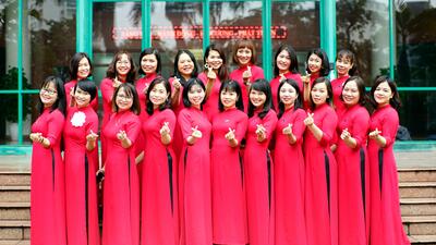 4_Tập Thể nữ công nhân viên chức của viện trong trang phục áo dài đỏ truyền thống