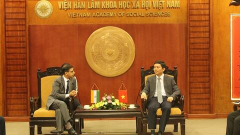 Chủ tịch Viện Hàn lâm Khoa học xã hội Việt Nam chào xã giao Đại sứ Ấn độ tại Việt Nam