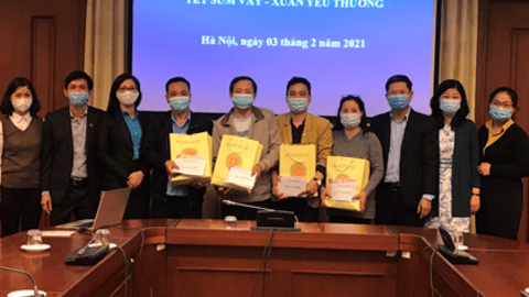 Công đoàn Viện Hàn lâm Khoa học xã hội Việt Nam thăm hỏi, tặng quà cho đoàn viên có hoàn cảnh khó khăn nhân dịp Tết Nguyên đán Tân Sửu