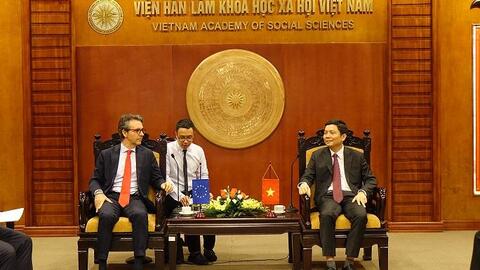 Chủ tịch Viện Hàn lâm Khoa học xã hội Việt Nam chào xã giao Trưởng phái đoàn Liên minh Châu Âu tại Việt Nam