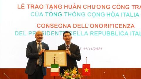 Chủ tịch Viện Hàn lâm khoa học xã hội Việt Nam nhận Huân chương Công trạng của Tổng thống Italia