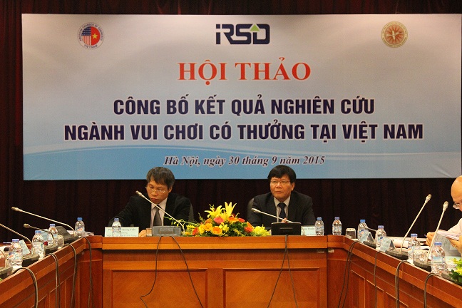 GS.TS Nguyễn Quang Thuấn (bên phải)<br> và  PGS.TS Bùi Quang Tuấn (bên trái) chủ trì hội thảo