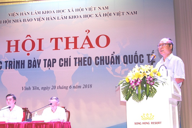 PGS.TS. Nguyễn Hữu Sơn, Phó Chủ tịch Liên Chi hội Nhà báo Viện Hàn lâm trình bày Báo cáo tại Hội thảo
