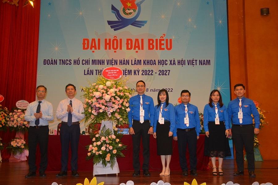 Thường vụ Đảng ủy và Lãnh đạo Viện Hàn lâm tặng hoa chúc mừng Ban chấp hành khóa XIX